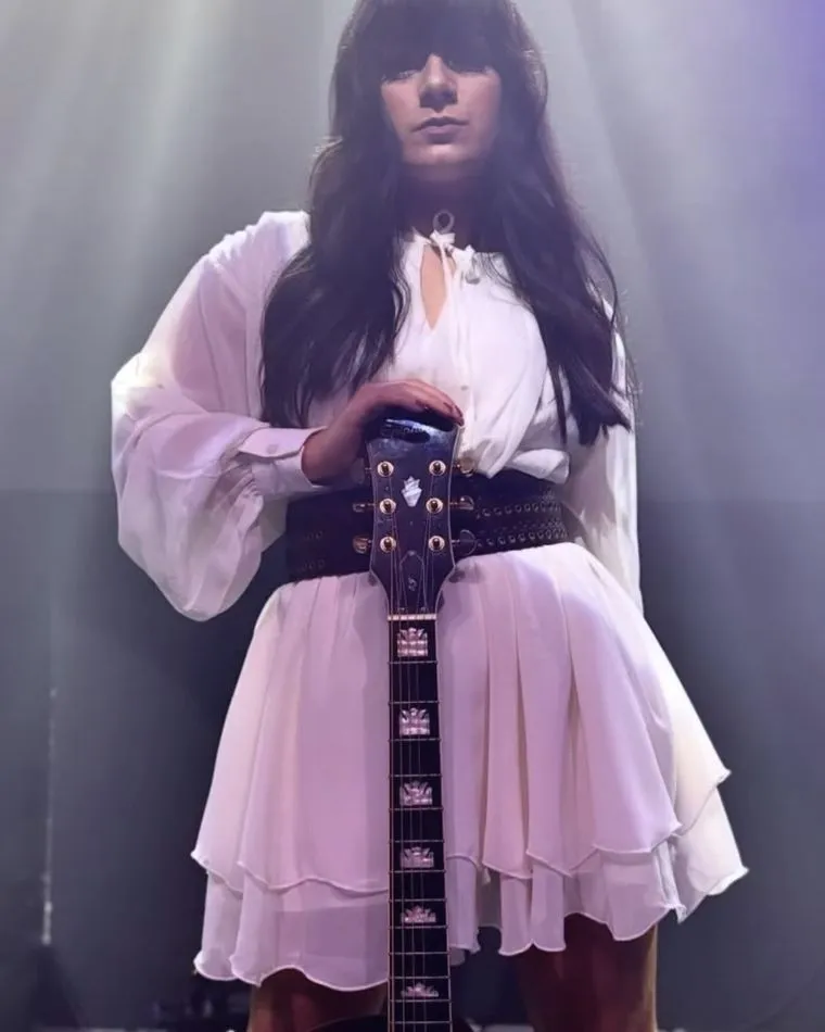 Ella Langley tribute on stage with guitar